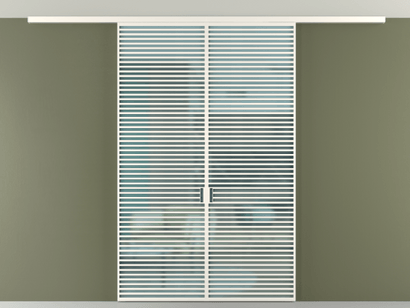 Алюминевая перегородка vd2_07 Алюминий пудровый белый Сатинированное голубое стекло, триплекс, 6мм. Цвет Алюминий пудровый белый. Материал Алюминий в эмали. Коллекция Перегородка Formato вдоль стены на потолок двустворчатая. Картинка.